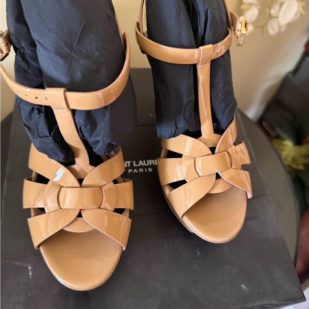 YSL Nude Patent Platform T-Strap High Heel Sandals - Picture 3 of 12